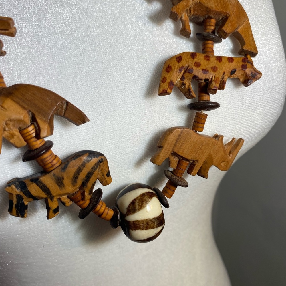 Vintage Hand carved African necklace.Brown carved animals and beads - Picture 4 of 7